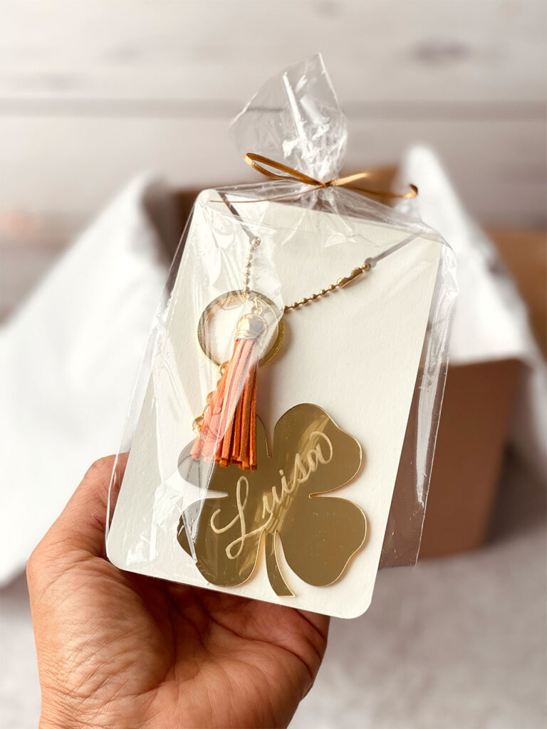 LLAVERO-ACRILICO-ESPEJO-GRABADO-A-MANO