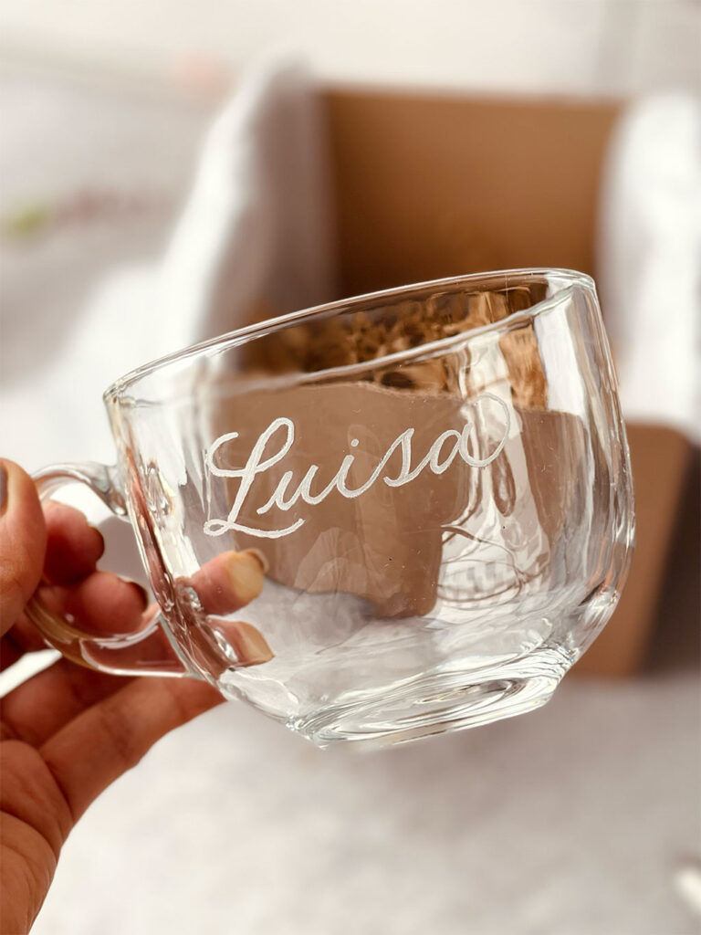 TAZA-TRANSPARENTE-GRABADA-A-MANO-2